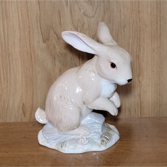 Vintage 1986 Enesco Imports Porcelain Easter Bunny Rabbit Sitting in Grass Figur - Picture 3 of 9